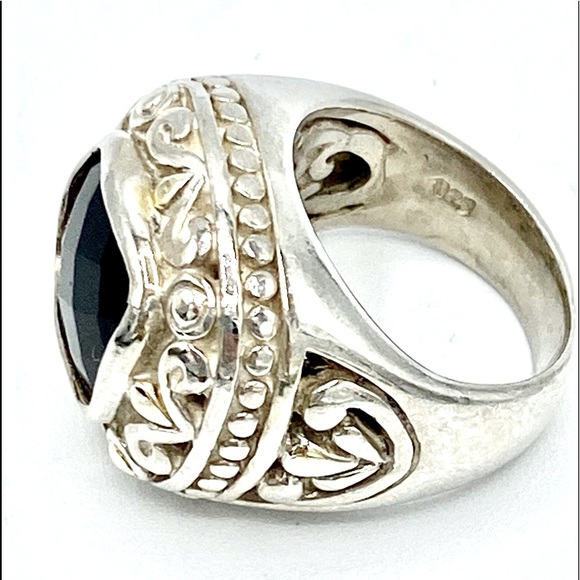 Jewelry - Sterling Silver ring w/ black stone size 5 1/2